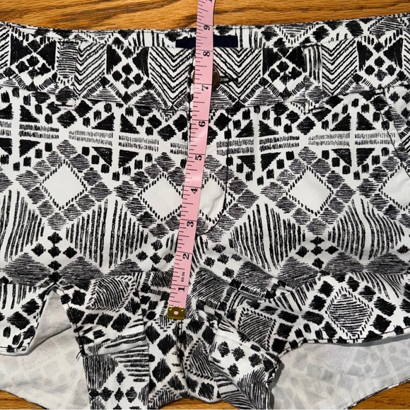 American Eagle Outfitters Women’s Black &‎ White Printed Midi Shorts - Size 8 - Picture 4 of 10